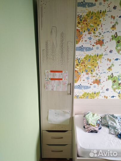 Детская кровать с матрасом и шкаф