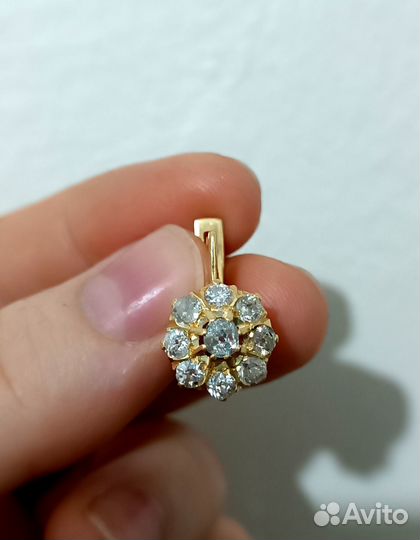 Золотые серьги малинка с алмазами