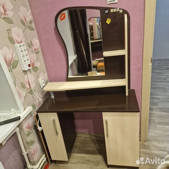 Туалетный столик с зеркалом