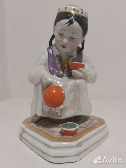 Фарфоровая статуэтка узбечка