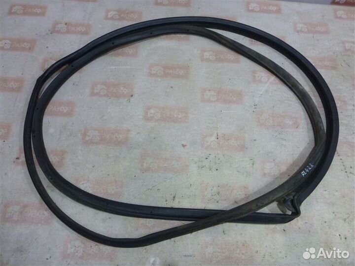 Уплотнительная резинка стекла передняя левая