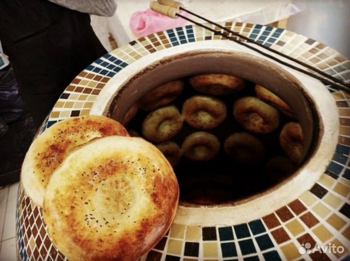 Пекарь в тандыр Узбекские лепешки