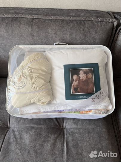 Подушка, одеяло и комбинезон