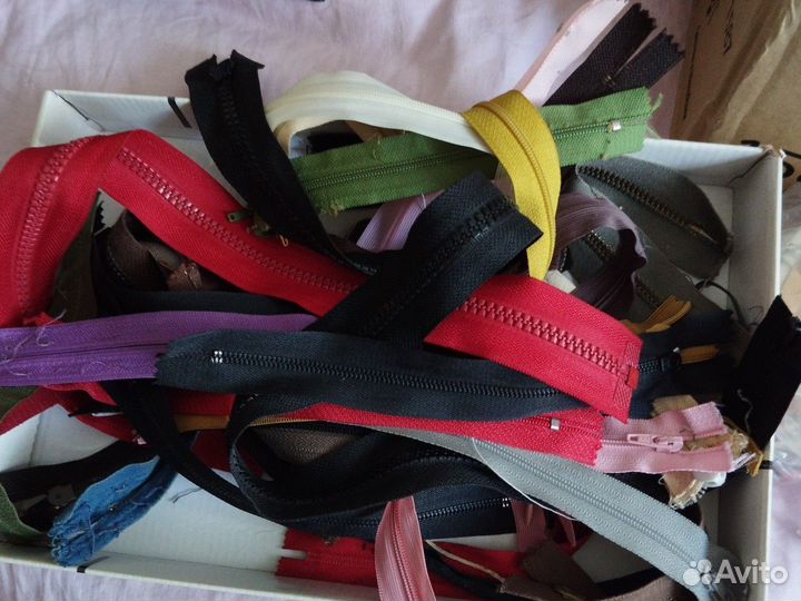 Швейные принадлежности, нитки пуговицы молнии