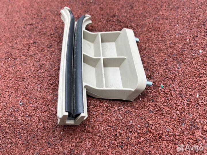 Направляющая стекла двери передняя правая Hyundai