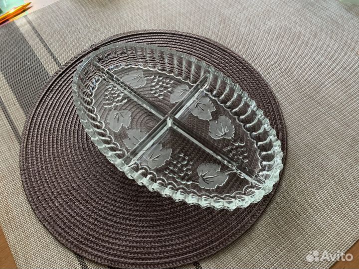 Стеклянное блюдо для сервировки стола