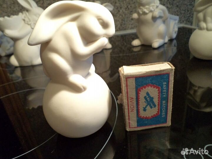 Пасхальный кролик на шаре