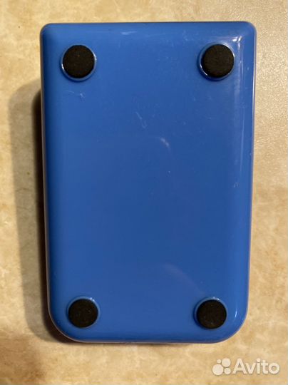 Синий контейнер для канцелярских скрепок