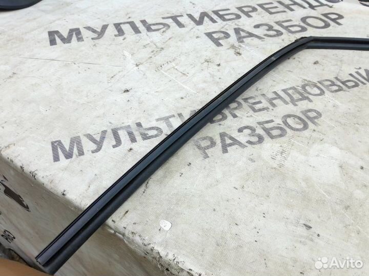 Уплотнитель стекла двери передний левый Toyota