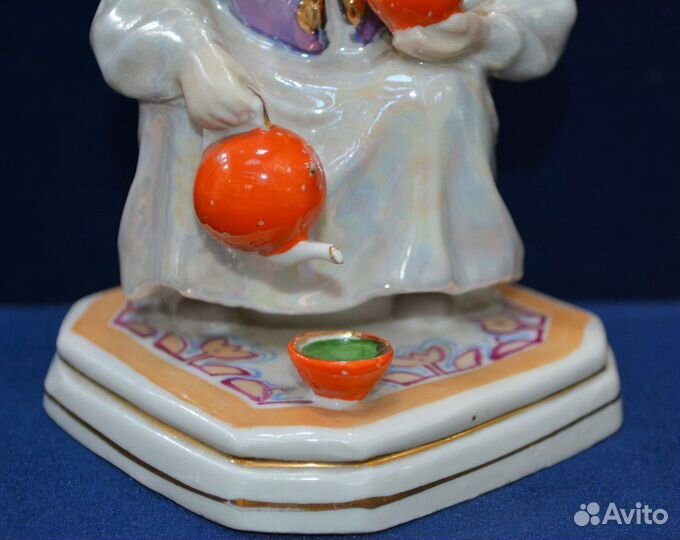 Фарфоровая статуэтка- узбечка С чайником 1960. дул