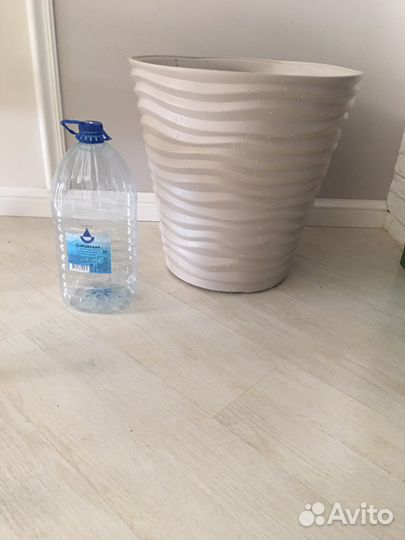 Большой цветочный горшок