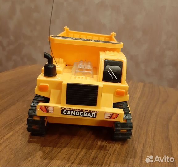 Самосвал на радиоуправлении