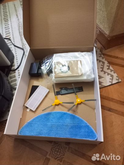 Робот пылесос со станцией самоочистки