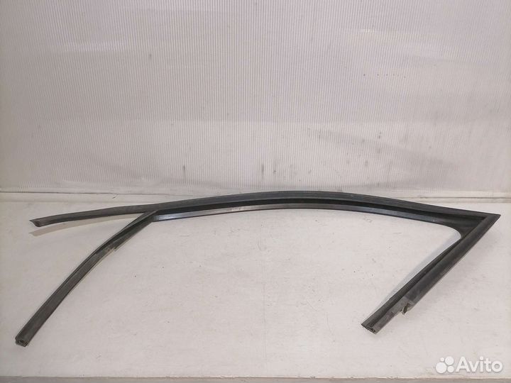 Уплотнитель стекла передний Volkswagen Polo 6