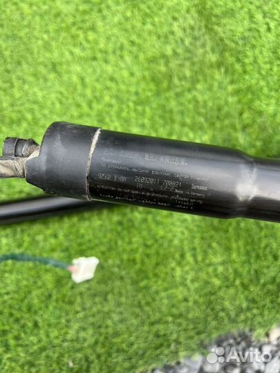 Амортизатор багажника Infinti fx37 qx70