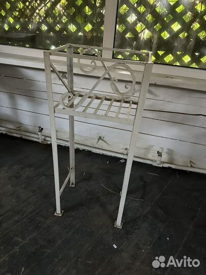 Кованная подставка для цветов уличная