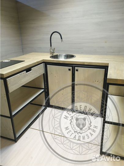 Кухонный гарнитур из массива дерева в стиле loft