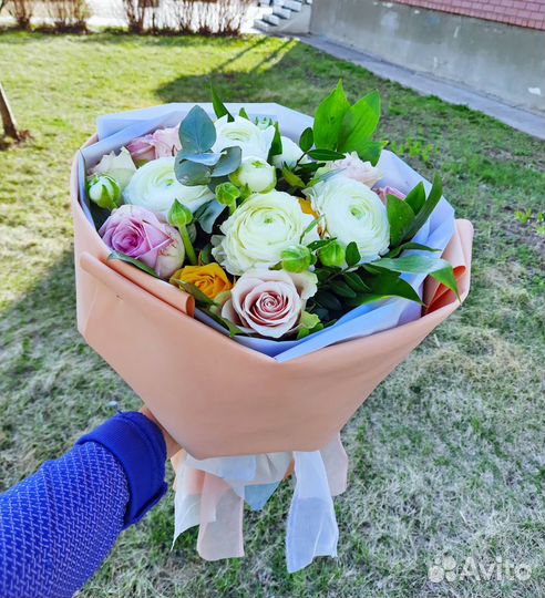 Сборный букет Ранункулюсы Розы Эвкалипт