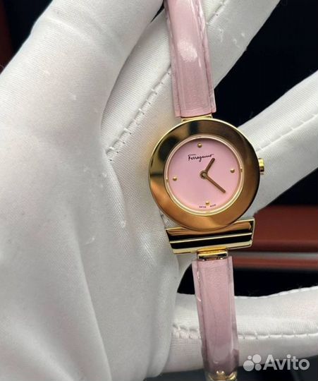 Женские кварцевые часы Salvatore Ferragamo