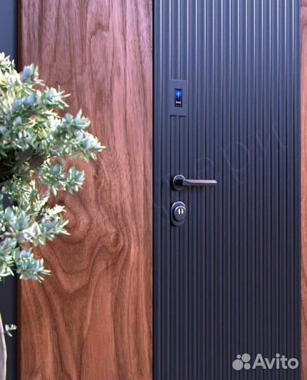 Входная металлическая дверь натуральный шпон
