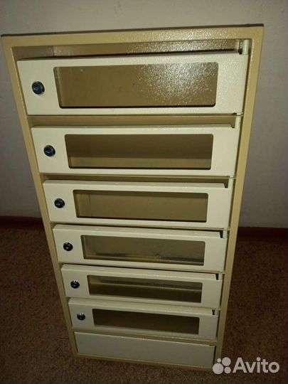 Почтовый ящик со стеклянной дверцей