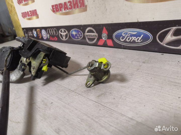 Замок двери передний левый Toyota Corolla AE110