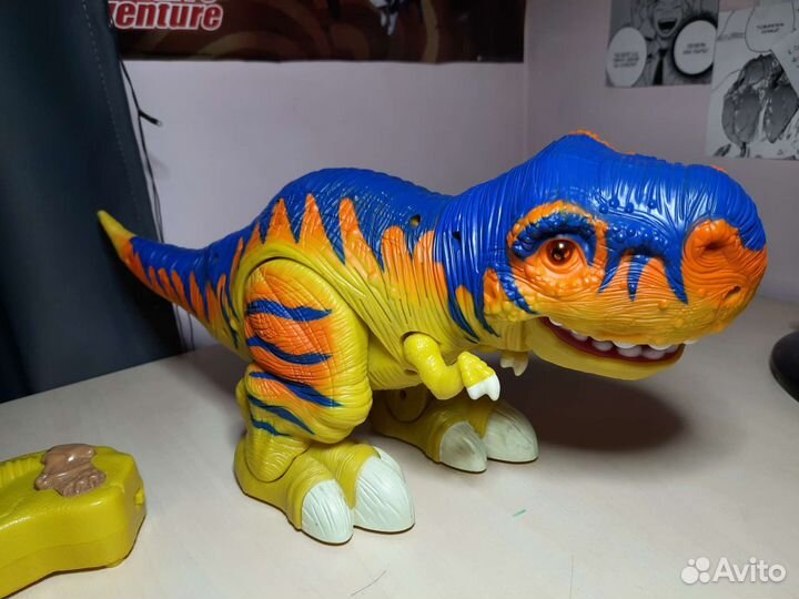 Динозавр тираннозавр на пульте