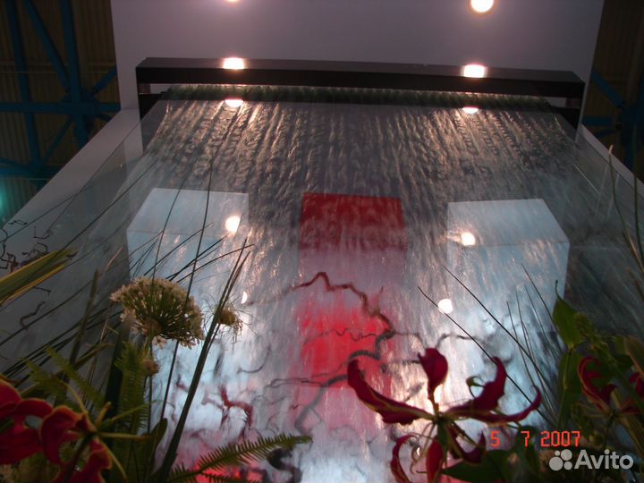 Водная стена (Водопад по стеклу, зеркалу, камню)