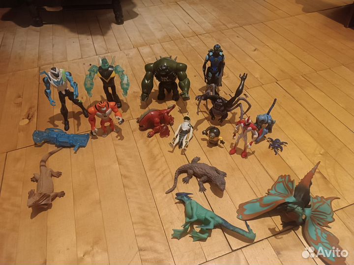 Фигурки супергероев из 
