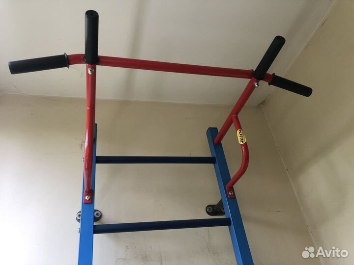 Турник настенный