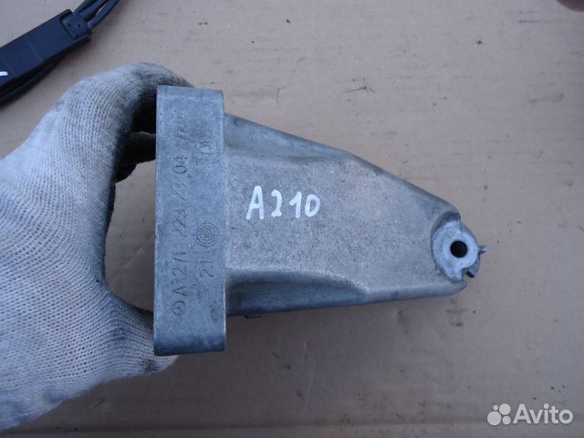 Кронштейн двигателя Mercedes-Benz C-Class W204