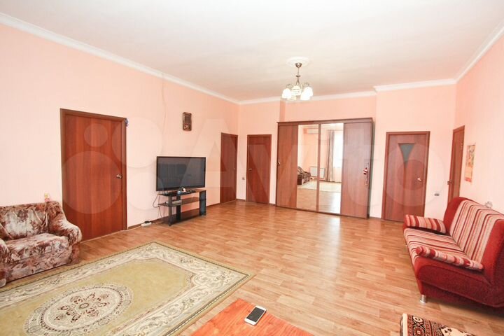 Коттедж 320 м² на участке 10 сот.