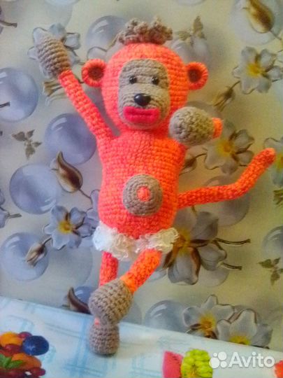 Обезьянка апельсинка игрушка связанная крючком