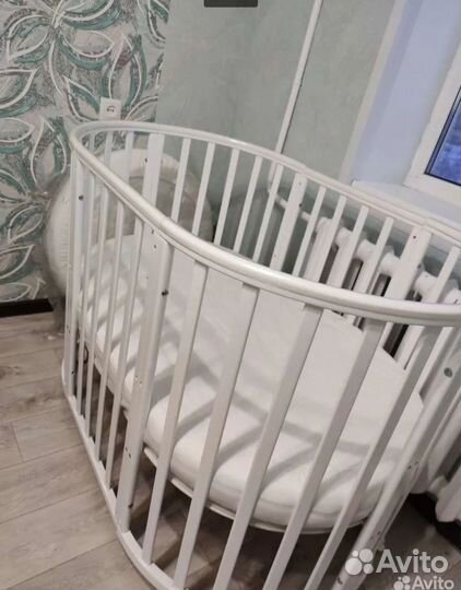 Детская кроватка с маятником