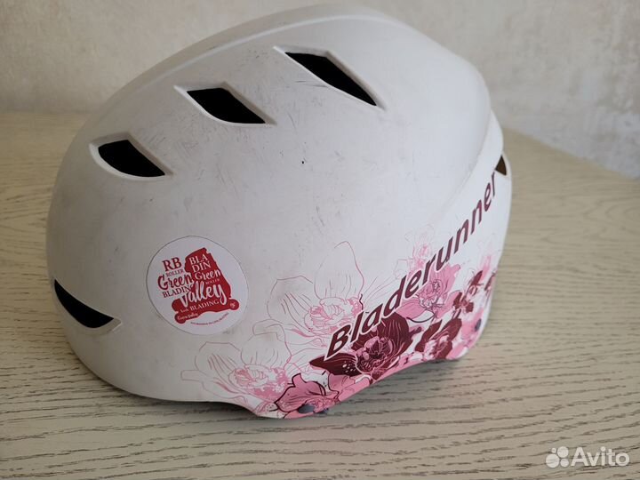 Продам детский шлем и комплект защиты (наколенники