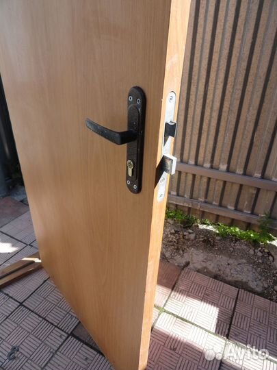 Дверь входная деревянная с коробкой