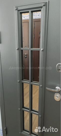 Дверь входная со стеклом в дом