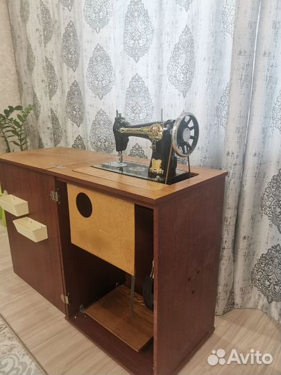 Швейная машина с ножным приводом