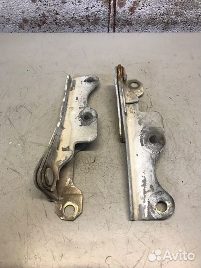 Петля капота Mitsubishi Eterna 2.0 6A12 1993