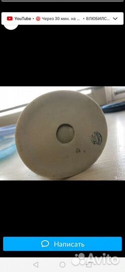 Фарфоровая статуэтка Дети кормят голубей