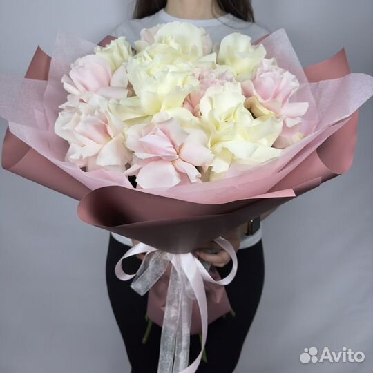 Букет из 11 белых и розовых французских роз
