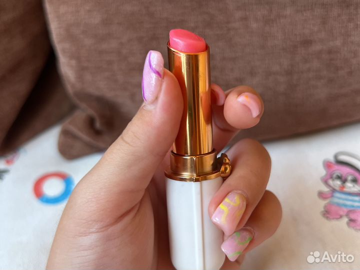 Помада меняют цвет на губах