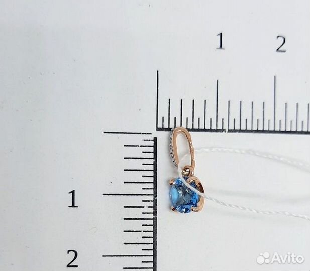 Золотая подвеска с камнем