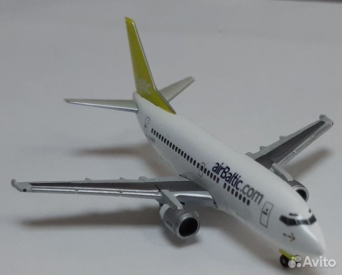 Модель самолета Boeing 737-548 AirBaltic 1:500