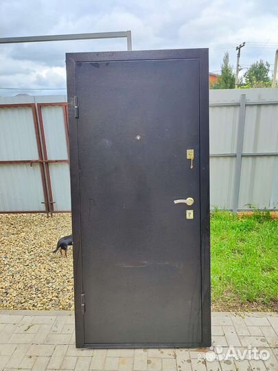 Дверь входная металлическая от застройщика