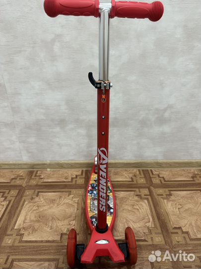 Самокат трехколесный