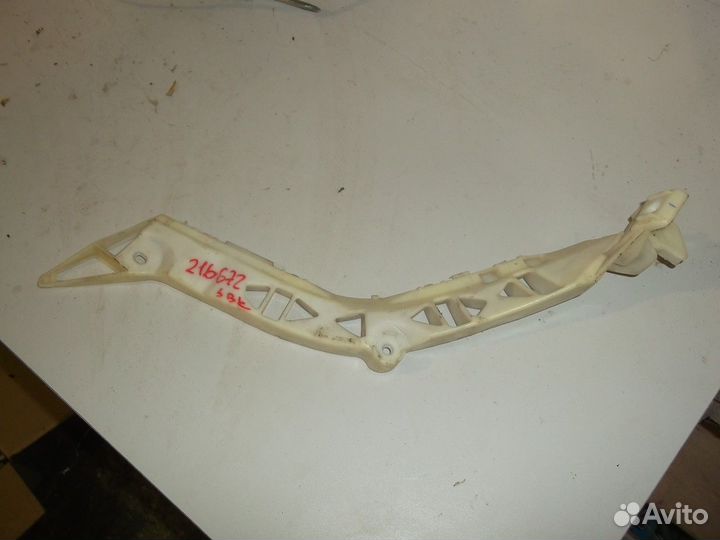 Направляющая заднего бампера правая (Mazda 3)