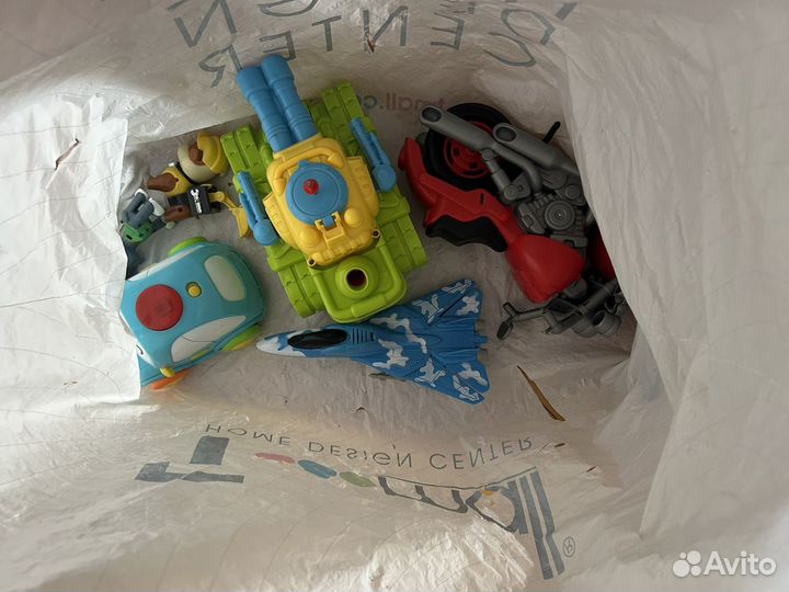 Детские игрушки(танк,машина, самолет) и пр