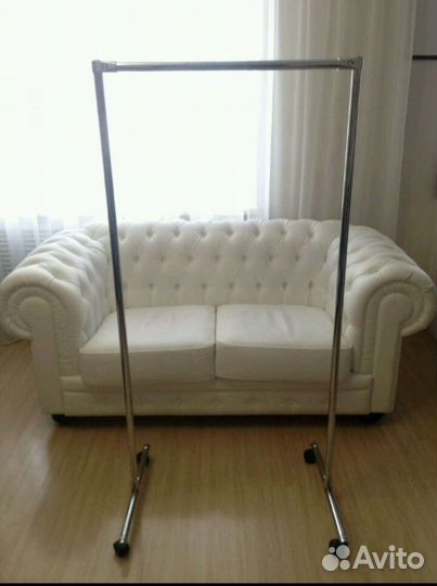 Стойка для одежды на колесах и без