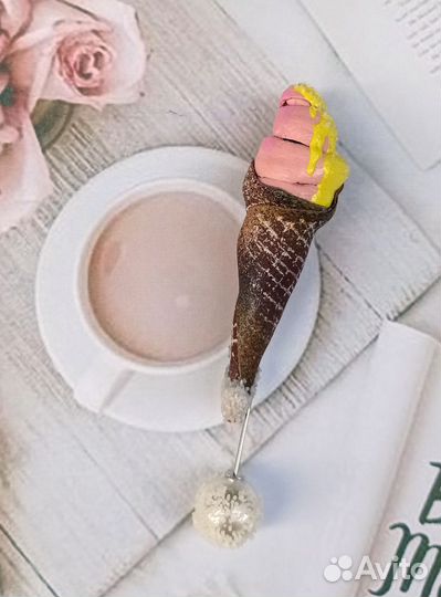 Брошь-игла из кожи Мягкое мороженое рожок